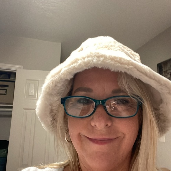Ivory so soft plush bucket hat - Picture 4 of 5